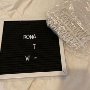 Felt picture with interchangeable letters